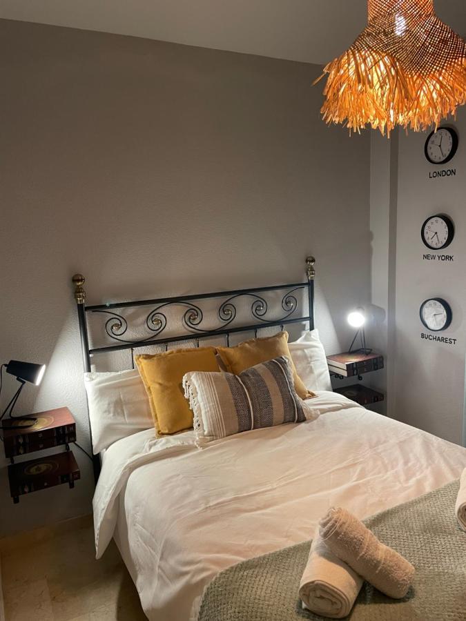 Traveler's With Sea View, Free Coffee & Parking Apartment